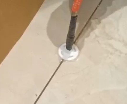 三山瓷砖空鼓维修公司专业解答瓷砖在铺贴过程中，如果没有涂抹均匀到位的粘结材料（如水泥砂浆或瓷砖胶），可能会导致以下问题